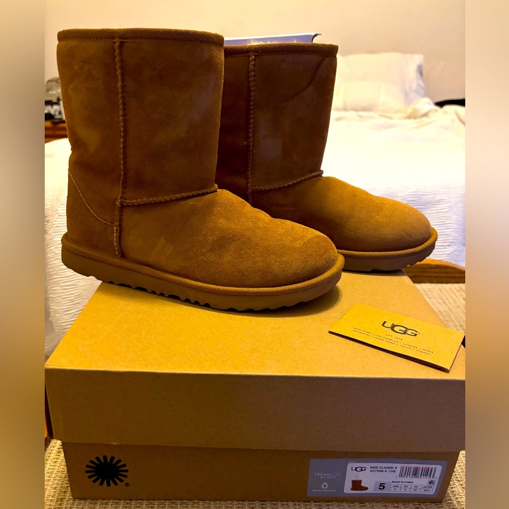UGG Kids Classic II size 5